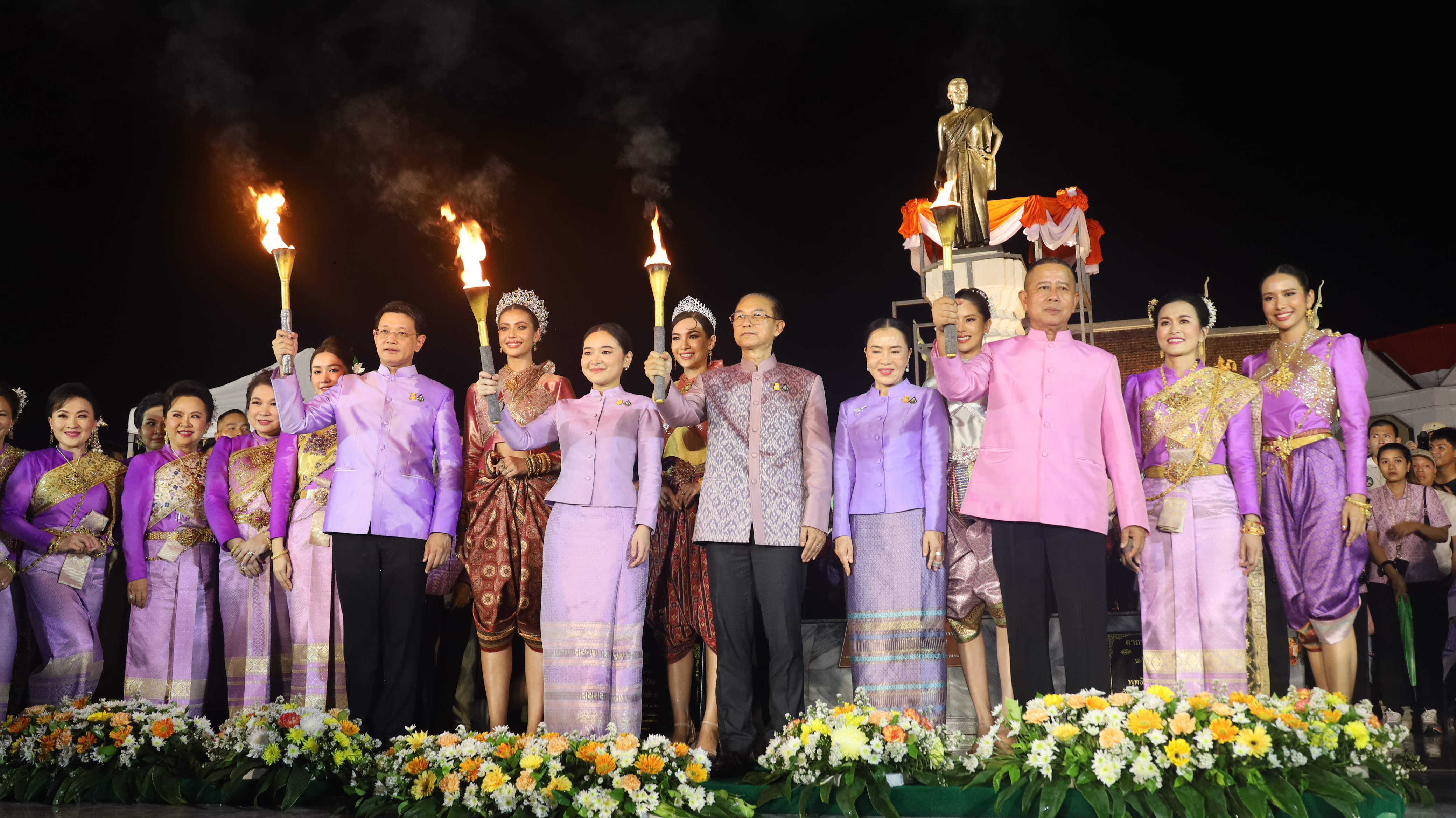 โคราช-Soft Power รมว.ท่องเที่ยว ปลื้มเปิดงานย่าโมยิ่งใหญ่ ชวนเที่ยวชมงานฉลองวันแห่งชัยชนะท้าวสุรนารี สีสันสาวงามแอนโทเนีย โพซิ้ว ถือคบเพลิงจุดพลุ 4 มุมเมือง  สตรีโคราช  ในชุดไทยจักรีสีม่วงทองรำบวงสวงสักการะ 7,100 คน  