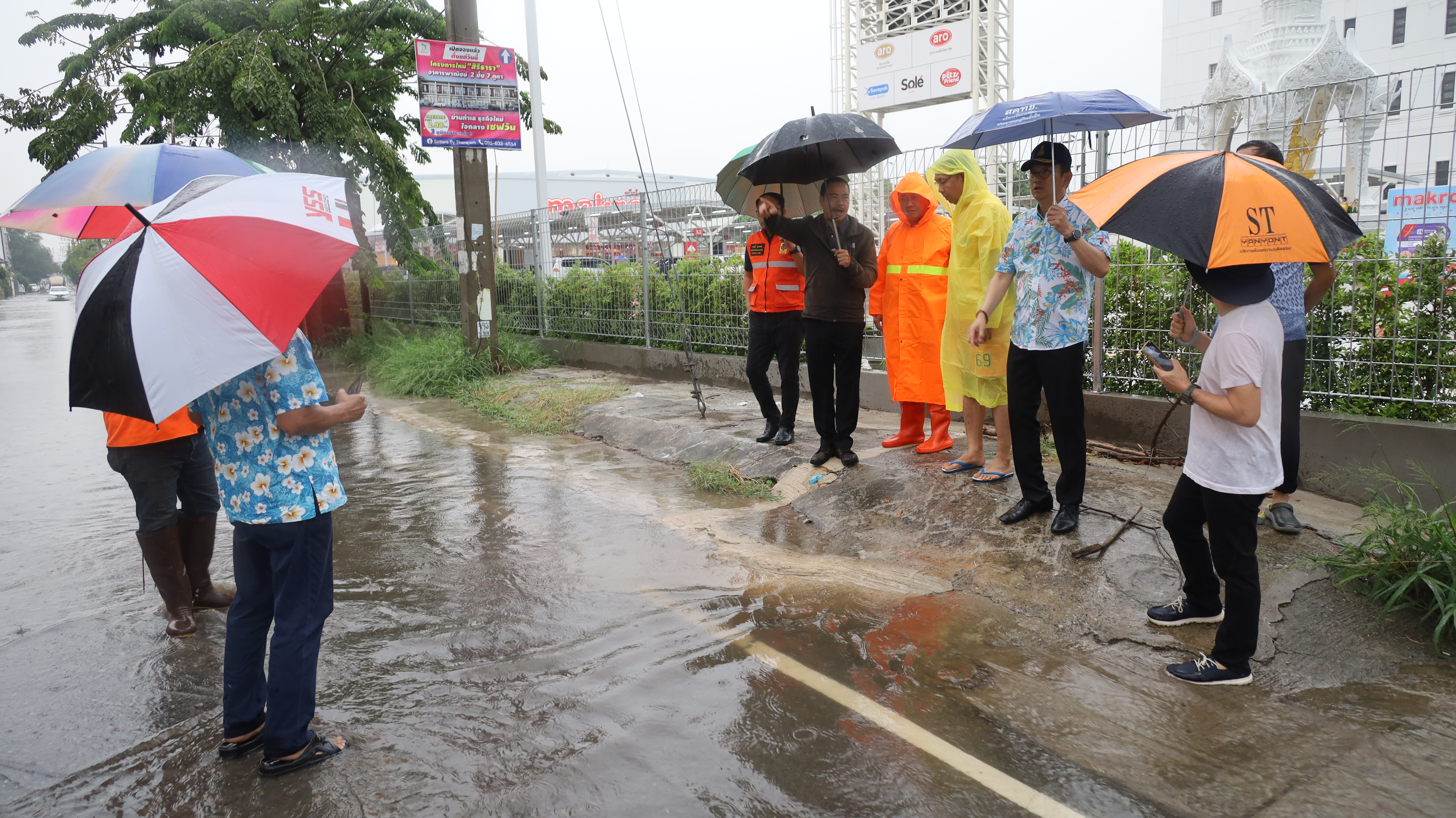 ผู้ว่าโคราชลุยฝน เช็คการระบายน้ำบนถนนมิตรภาพ หน้าตลาดเซฟวัน  รับมือน้ำท่วม จากพายุฤดูร้อน 