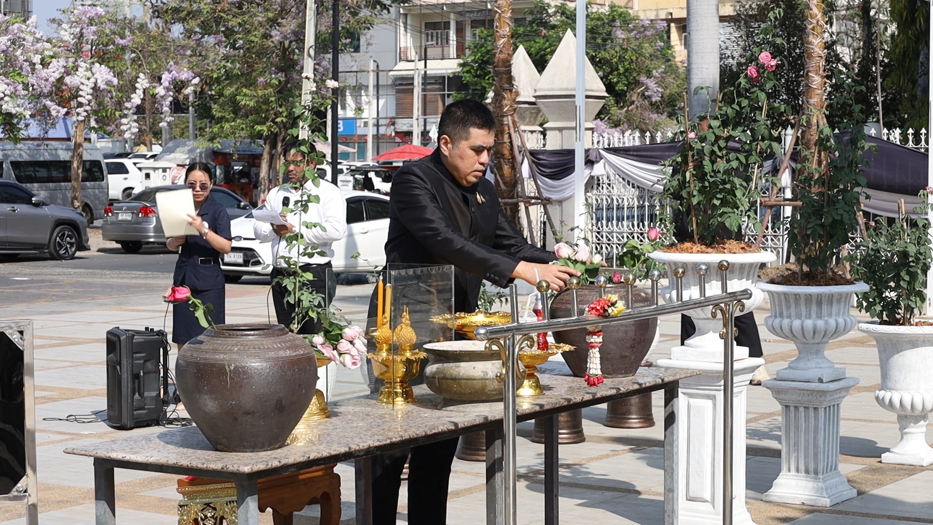 ผู้ว่าโคราช นำข้าราชการถวายราชสักการะ ร.5 พร้อมประดับกุหลาบมอญจุฬาลงกรณ์รอบอนุสาวรีย์เพื่อเทิดพระเกียรติและรำลึกถึงพระปรีชาสามารถ