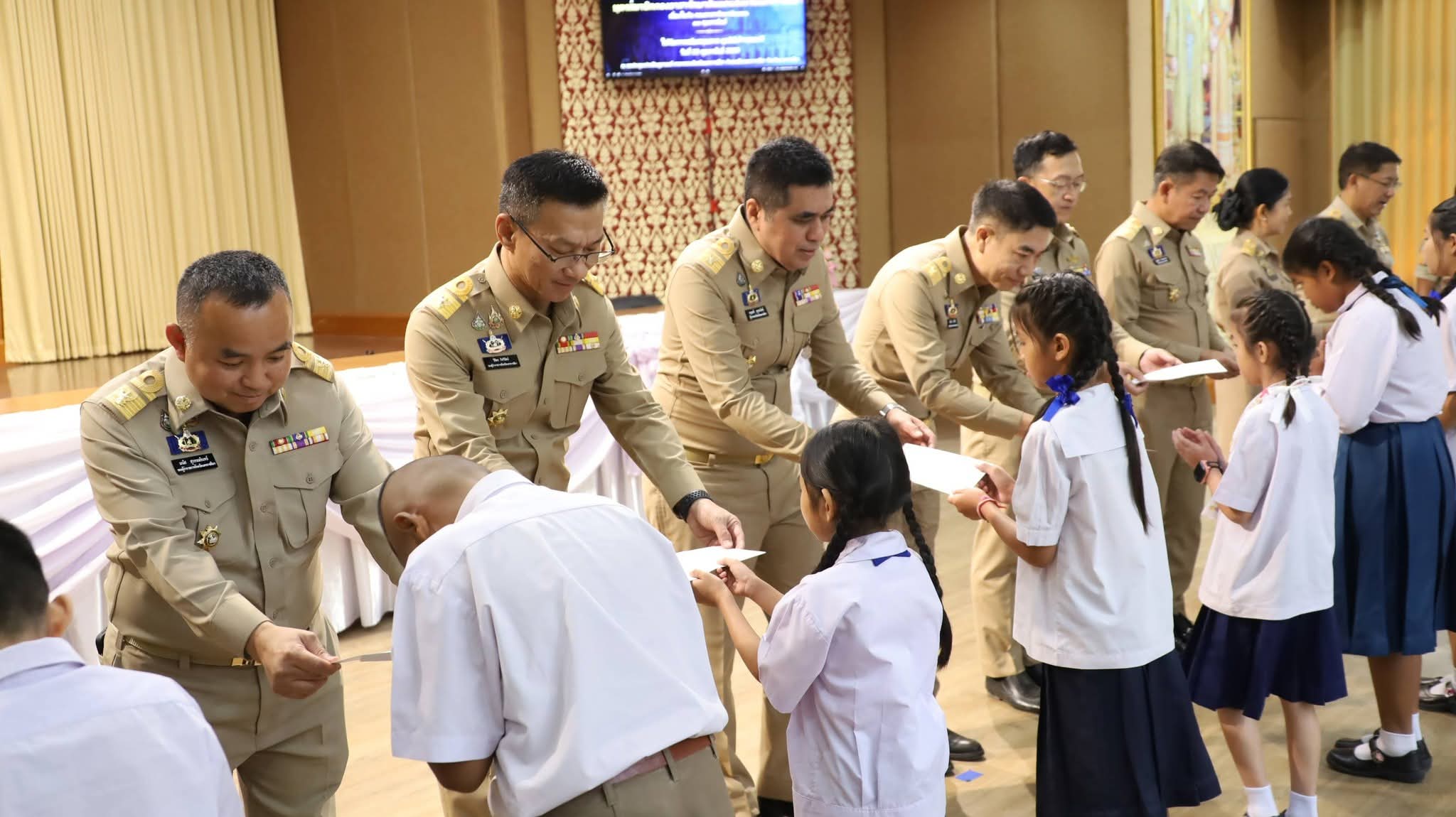 ผู้ว่าโคราช มอบทุนการศึกษาบุตรสมาชิก อส. เสริมสร้างขวัญกำลังใจ พัฒนาคุณภาพชีวิตครอบครัวอาสารักษาดินแดน