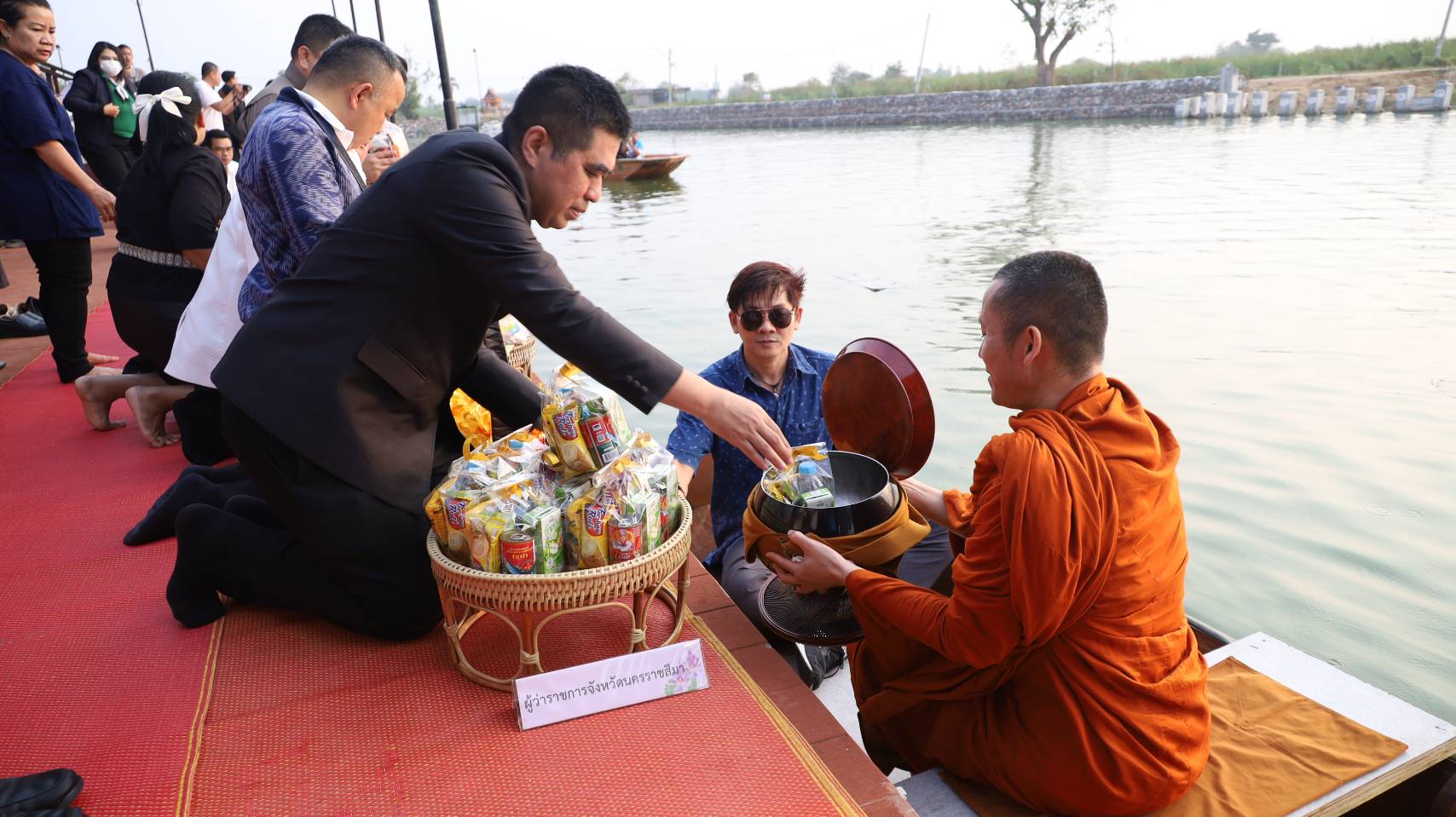 ผู้ว่าโคราชสืบสานประเพณีจัดตักบาตรทางเรือ ชูซอฟต์พาวเวอร์ผ้าไทย เสริมแกร่งท่องเที่ยวชุมชน