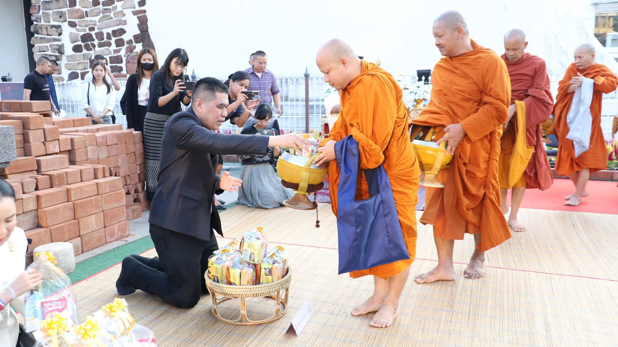 ผู้ว่าโคราช นำพุทธศาสนิกชนสวมผ้าไทยตักบาตรสัญจร เสริมสิริมงคล-กระตุ้นท่องเที่ยวเชิงวัฒนธรรมพร้อมส่งต่อบุญช่วยกลุ่มเปราะบาง