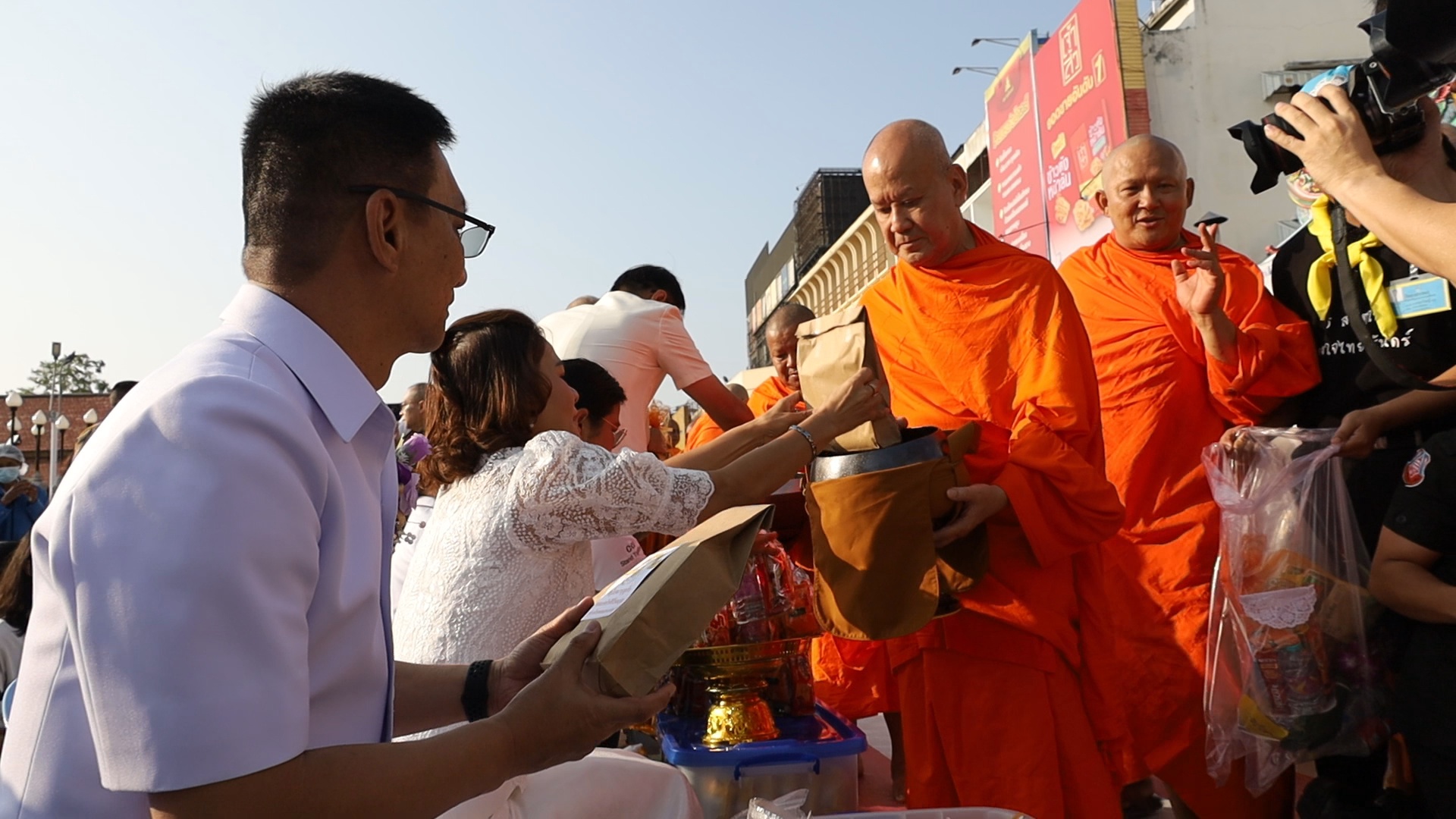 โคราชจัดทำบุญตักบาตรมหากุศล พระสงฆ์ 10,000 รูป สืบสานประเพณีสมโภชเมืองโคราช 558 ปี