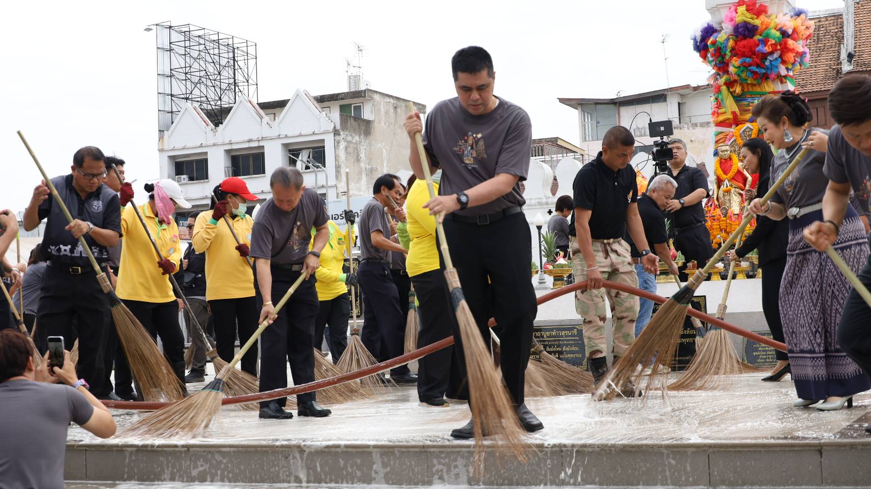 ผู้ว่าโคราช นำทุกภาคส่วนแสดงพลังศรัทธา บิ๊กคลีนนิ่งลานย่าโม 32 แห่ง พร้อมกัน ต้อนรับนักท่องเที่ยว เนื่องในโอกาสครบรอบ 200 ปีวีรกรรมทุ่งสัมฤทธิ์ งานฉลองวันแห่งชัยชนะท้าวสุรนารีประจำปี 2569&nbsp;