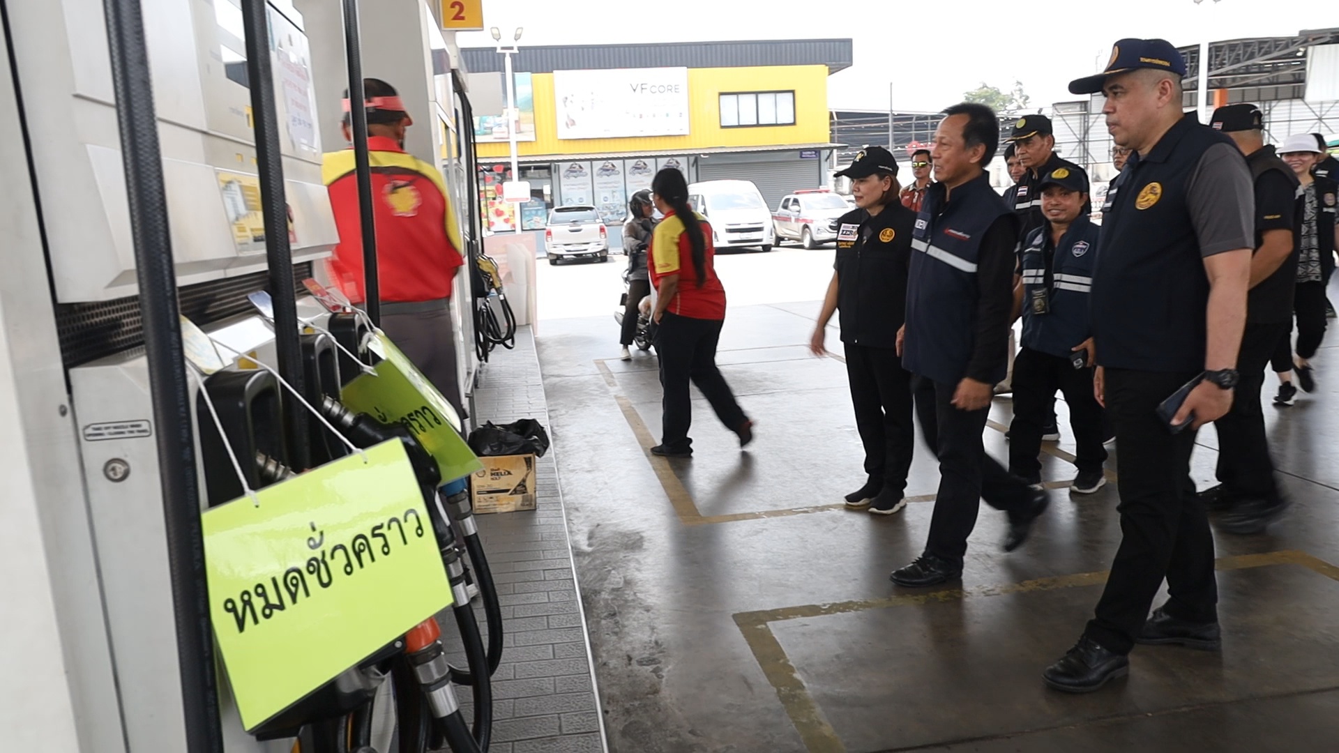 ผู้ว่าโคราชนำทีมตรวจหัวจ่ายน้ำมัน ป้องกันเอาเปรียบประชาชน สั่งเอกซเรย์ 1,153 ปั๊มทั่วจังหวัด ยันไร้กักตุนน้ำมัน แจงปั๊มน้ำมันขาดแคลนบางจุดเกิดจากขนส่ง ไม่ใช่กักตุน
