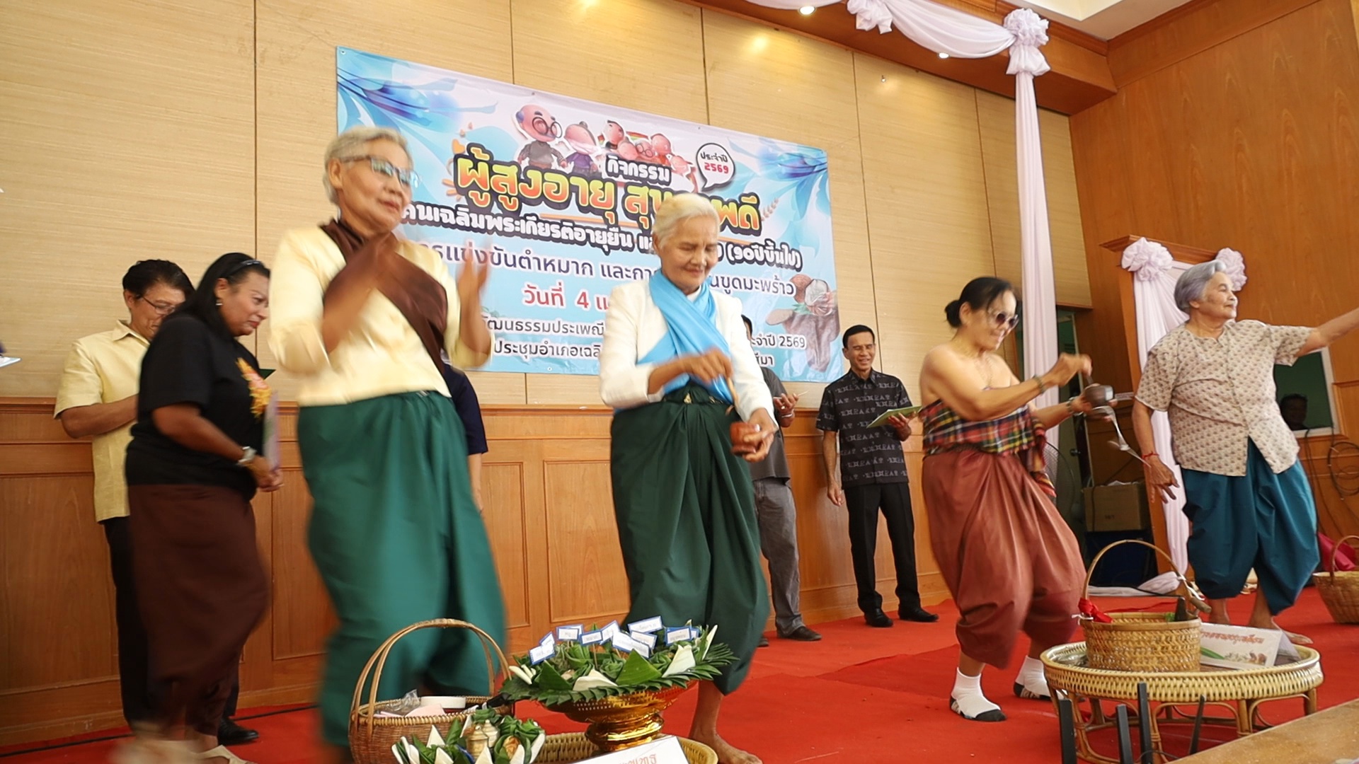 โคราชจัดการแข่งขันเตะปี๊บ ตำหมาก ขูดมะพร้าว รุ่นอายุ 70 ปีและ90 ปี ส่งเสริมสุขภาพอารมณ์และการมีส่วนร่วมของผู้สูงอายุ