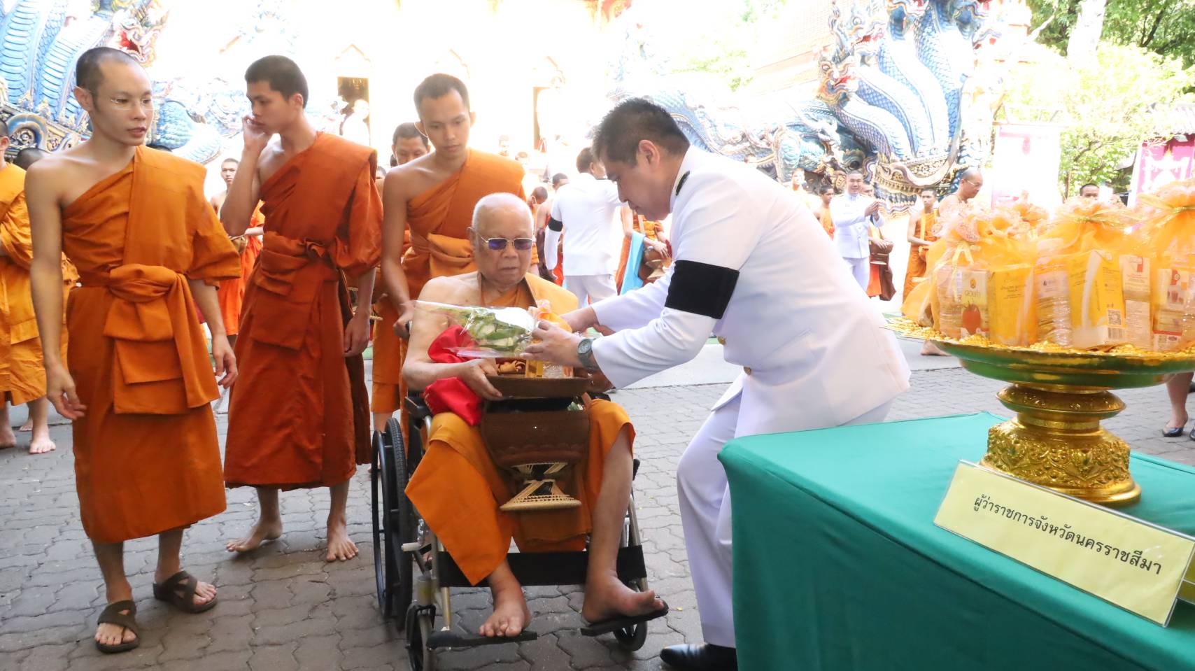 ผู้ว่าโคราช นำพสกนิกรทำบุญตักบาตร ถวายพระกุศล แด่เจ้าฟ้าทีปังกรรัศมีโชติฯ เนื่องในโอกาสวันคล้ายวันประสูติ