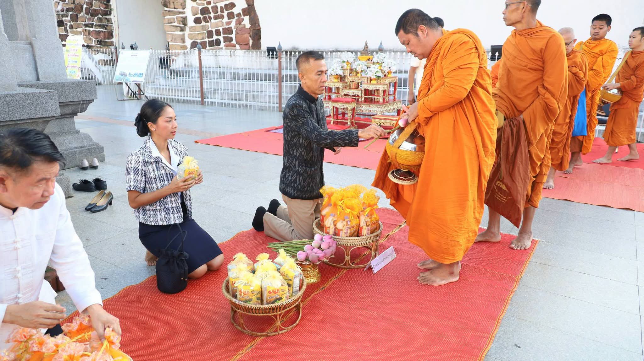 ผู้ว่าโคราช นำประชาชนร่วมทำบุญตักบาตร เนื่องในโครงการ โคราช นุ่งผ้าไทย นั่งสาด ตักบาตรวันพุธ เพื่อเสริมสิริมงคลและส่งเสริมอนุรักษ์ผ้าไทย