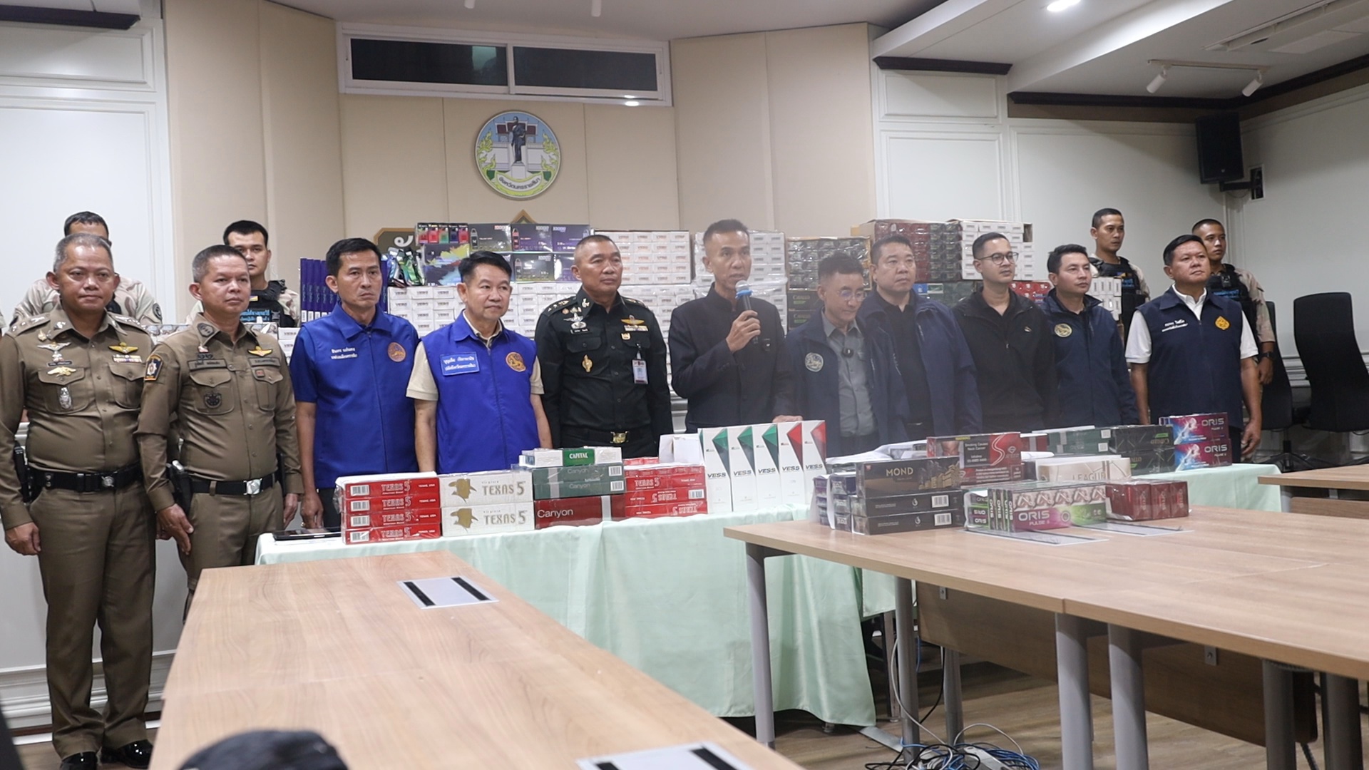 &nbsp;โคราช ชุดปฎิบัติการพิเศษ กรมการปกครอง ลุยทลายรัง บุหรี่เถื่อน-บุหรี่ไฟฟ้า 6 จุด รวบ 10 ผู้ต้องหา ซึ่ง 1 ใน 6 จุดอยู่ในบ้านพักทหาร พร้อมยึดของกลางอื้อ