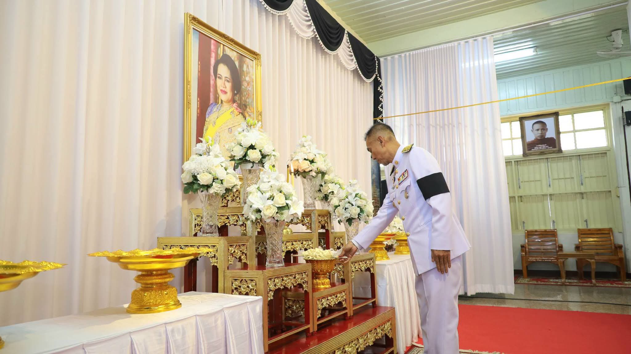 ผู้ว่าโคราช นำนายอำเภอ 32 อำเภอ และพสกนิกรทุกหมู่เหล่า ประกอบพิธีถวายดอกไม้จันทน์-ตักบาตรพระสงฆ์ 93 รูป น้อมรำลึกวันสวรรคต สมเด็จพระพันปีหลวง