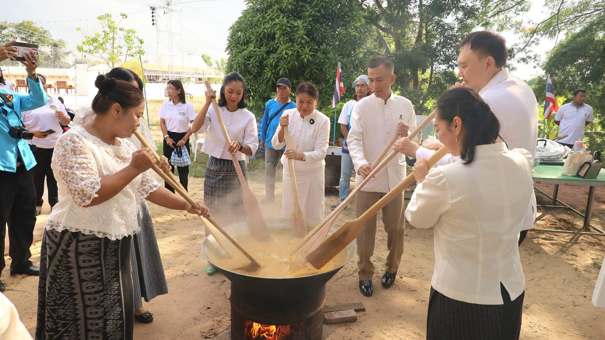 ผู้ว่าโคราช นำพุทธศาสนิกชนร่วมทำบุญตักบาตร-กวนข้าวทิพย์ สืบสานประเพณีออกพรรษา ประจำปี 2569 ตาม โครงการเข้าพรรษา ผู้ว่าโคราชพาทำบุญ