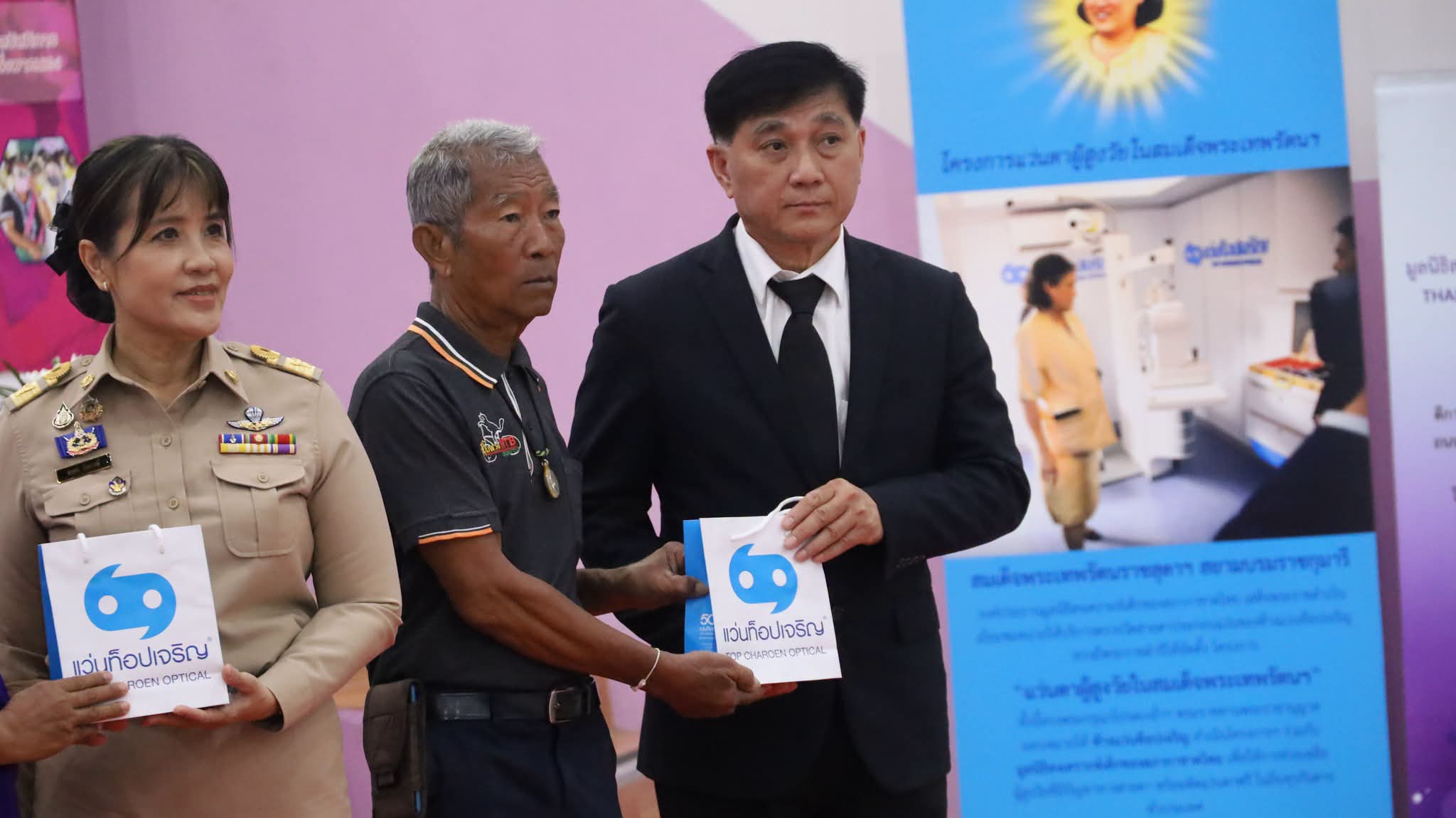 บริษัทฟอลคอนประกันภัย จำกัด (มหาชน) นำถุงยังชีพและถุงกำลังใจภายใต้เครือข่าย &ldquo;พม.สร้างสุข&rdquo; มอบให้แก่กลุ่มเปราะบางและผู้สูงอายุในพื้นที่อำเภอชุมพวง จังหวัดนครราชสีมา